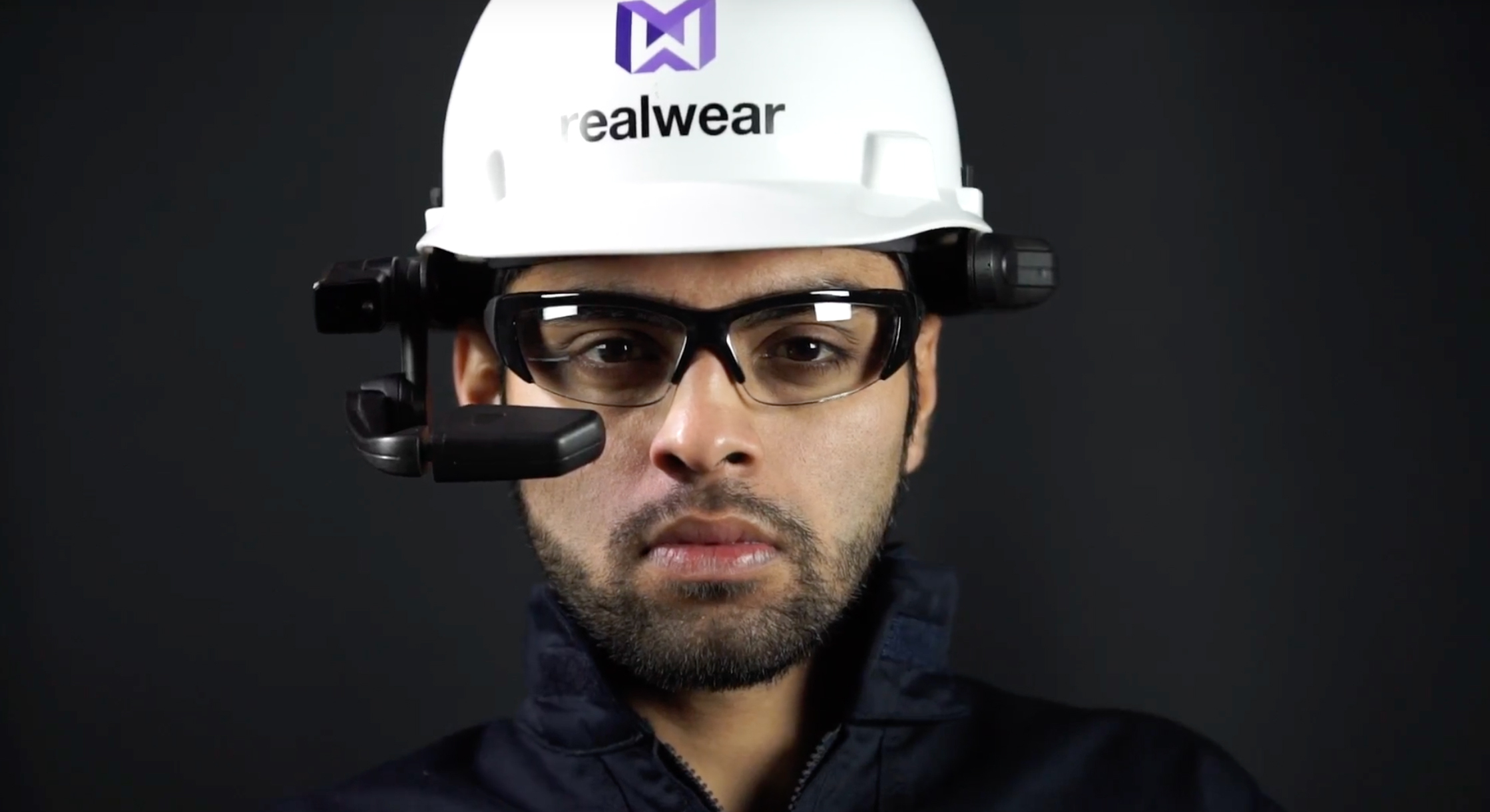 Worker with Real Wear HMT 1 Datenbrillen als Medium - RealWear HMT-1